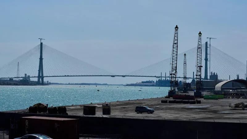 Trump threatens to block opening of US-Canada bridge