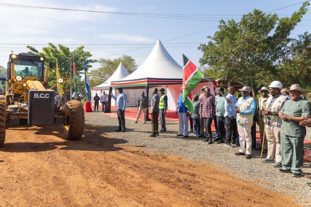 Ruto unveils Ksh860M Busia road, Ksh130M Budalang’i market