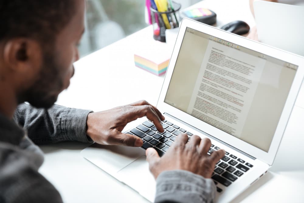 Student writing. Photo/Freepik
