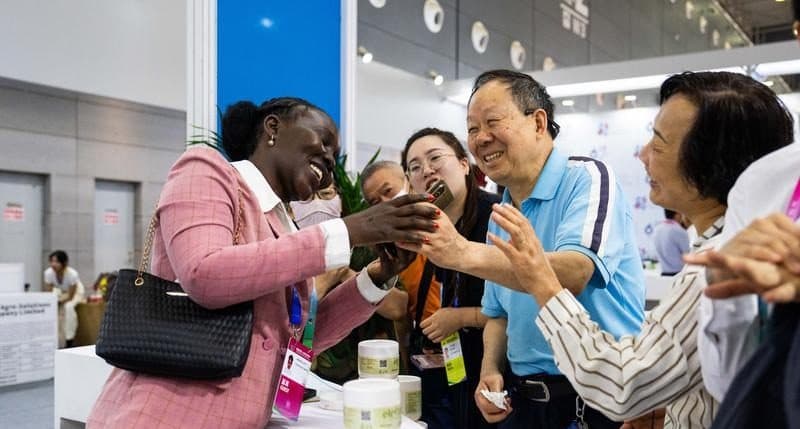 An exhibitor (L) communicates with visitors during the fourth China-Africa Economic and Trade Expo at Changsha International Convention and Exhibition Center in Changsha, central China's Hunan Province, June 13, 2025. (Xinhua/Chen Sihan)