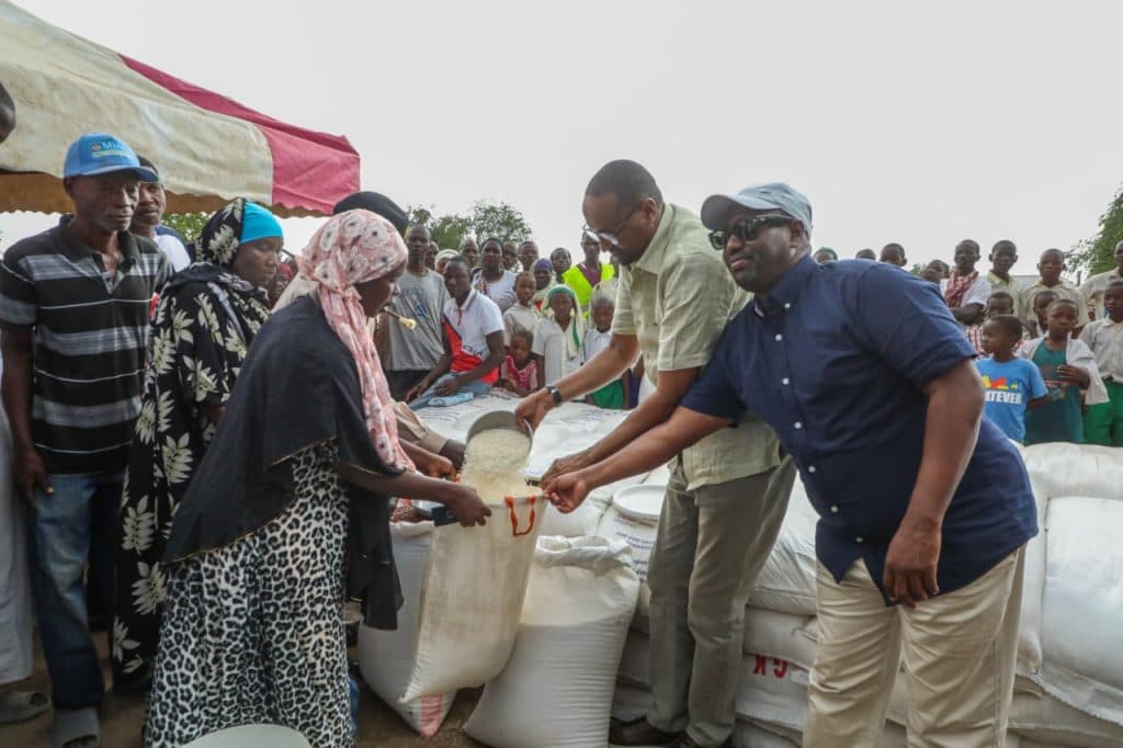 PS Special programmes Ismail Maalim distributes relief in Garsen Constituency, Tana River County. He is accompanied by area MP Ali Wario.