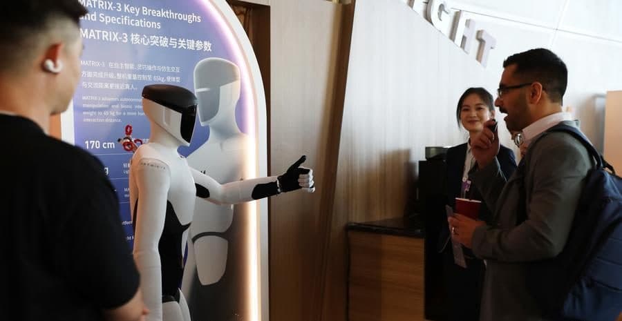 A robot gives a thumb up to a participant of the 17th Annual Meeting of the New Champions in Dalian, northeast China's Liaoning Province, on June 23, 2026. (Xinhua/Liu Lingyi)