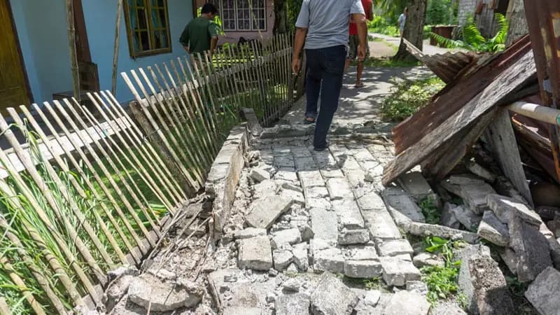 At least 15 dead and 129 injured in powerful Philippines quake