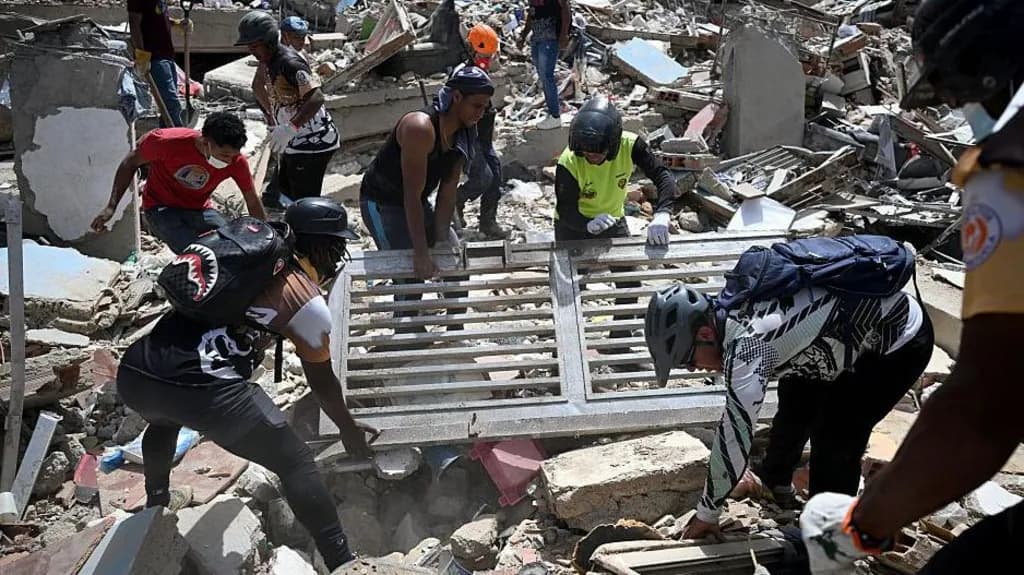 Venezuela earthquakes kill 920 people as search continues